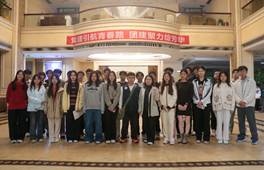 一群人站在一起 AI 生成的内容可能不正确。 一群人站在一起 AI 生成的内容可能不正确。