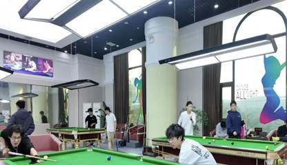 台球桌子旁的人 AI 生成的内容可能不正确。 台球桌子旁的人 AI 生成的内容可能不正确。