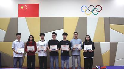 一群人站在台上演讲 AI 生成的内容可能不正确。 一群人站在台上演讲 AI 生成的内容可能不正确。