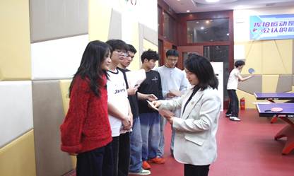 女人站在房间里 AI 生成的内容可能不正确。 女人站在房间里 AI 生成的内容可能不正确。