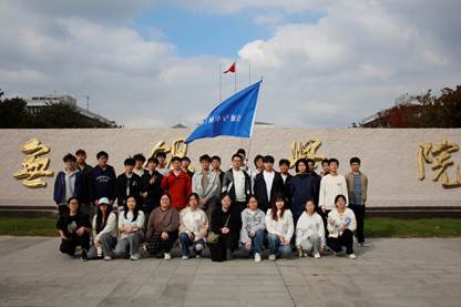 一群人在广场上 AI 生成的内容可能不正确。 一群人在广场上 AI 生成的内容可能不正确。