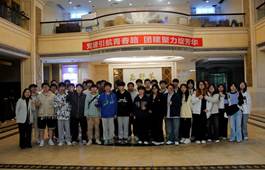 大厅里站着一群人 AI 生成的内容可能不正确。 大厅里站着一群人 AI 生成的内容可能不正确。