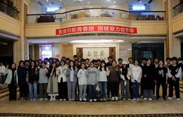 大厅里站着一群人 AI 生成的内容可能不正确。 大厅里站着一群人 AI 生成的内容可能不正确。