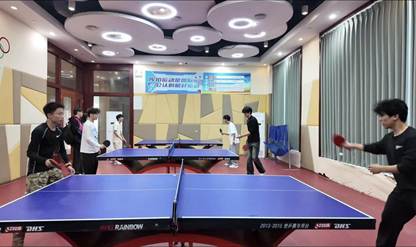 一群人在乒乓球桌子 AI 生成的内容可能不正确。 一群人在乒乓球桌子 AI 生成的内容可能不正确。