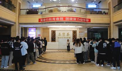 大厅里的人们 AI 生成的内容可能不正确。 大厅里的人们 AI 生成的内容可能不正确。